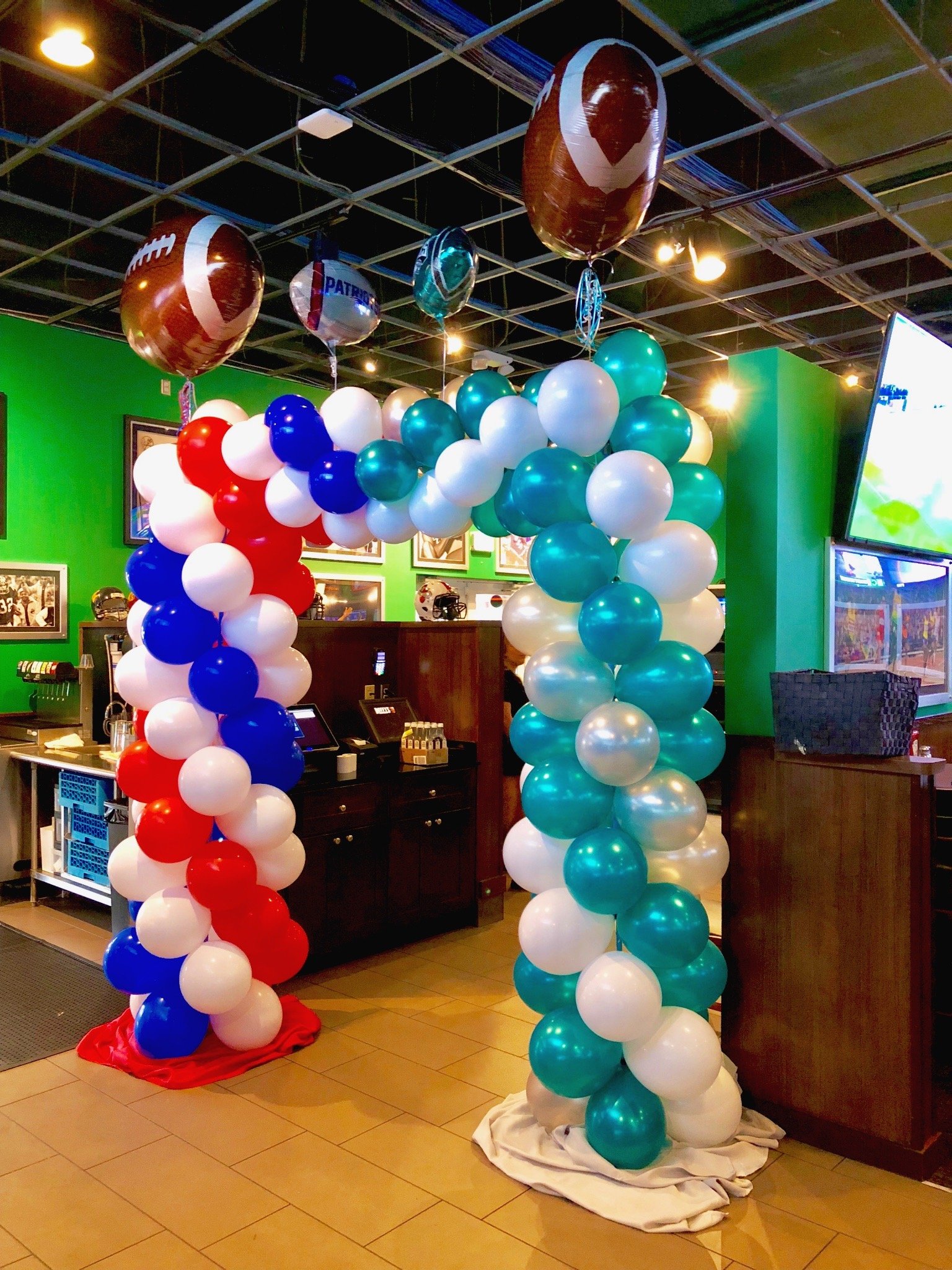 Tropical organic balloon installation for Florida event